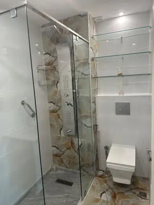 a bathroom with a shower and a toilet at APPARTEMENTS NIA CONFORT, Plein centre ville, avec TERRASSE in Fès