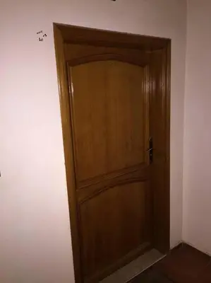 a wooden door in the corner of a room at Appartement chaleureux Azrou in Azrou