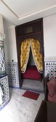 a room with a bed with a curtain at Appart Artisanal sur Fez in Fès