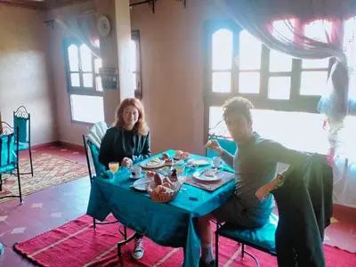 a man and a woman sitting at a table at Maison d'Hôtes Ghalil in Ouarzazate