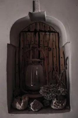 a small niche with two vases in front of a wall at Kasbah Ait Kassi in Boumalne