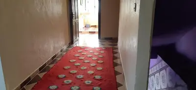 a hallway with a red carpet on the floor at Auberge l'avenir in Imilchil