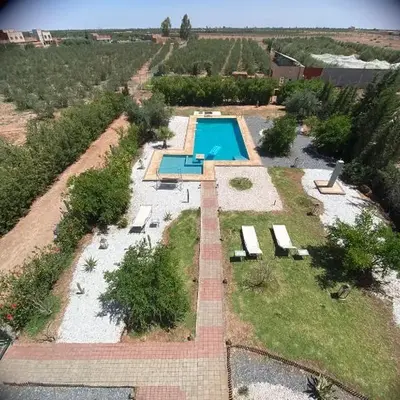 Maison unique avec une magnifique piscine