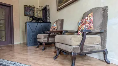 a living room with two chairs and a table at Hôtel La Chambotte in Imouzzer Kandar