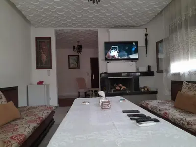 a living room with a couch and a tv at superbe appartement bien placé in Fès