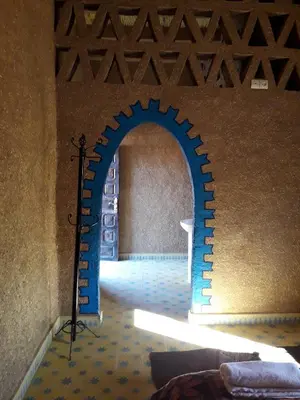 a room with a blue arch in a wall at Auberge Camping Tafraoute Montagnes in Tafraoute Sidi Ali