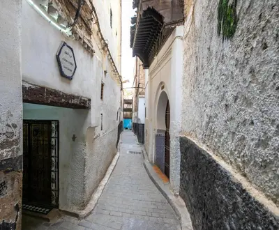 an alley in an alley way between two buildings at Dar Usham Fes Luxury Guest House in Fès