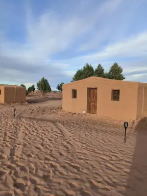 a small building in the middle of a desert at Camp Bivouac Hassi Smara in Tâlhâ