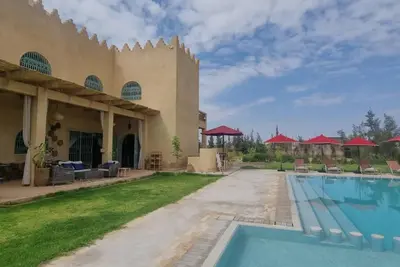 an exterior view of a villa with a swimming pool at Dar Amali, villa spacieuse 9ch avec piscine en exclusivité in Marrakech