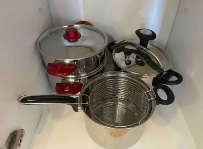 a group of pots and pans sitting on a wall at Magnifique appartement moderne (avec Wifi) in Fès