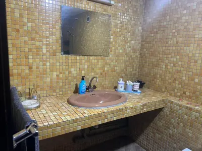 a bathroom with a sink and a mirror at MODERNE APPART PLEIN CENTRE in Fès