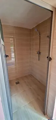 a bathroom with a shower with a glass door at Gite Tamounte in Tabant