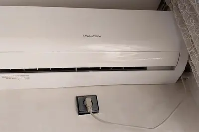 a computer monitor with a cord plugged into it at Bel appartement calme est bien équipé in Meknès