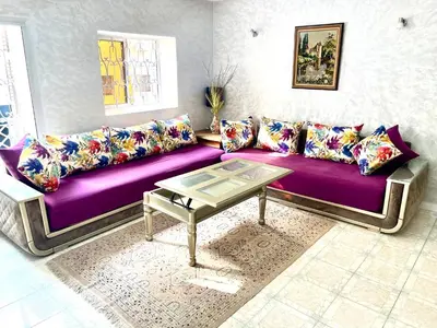 a purple couch in a living room with a table at Appartement centre-ville avec Wifi 100 Mo in Fès