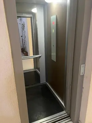 a hallway with a glass door and a mirror at Appartement centre-ville avec Wifi 100 Mo in Fès