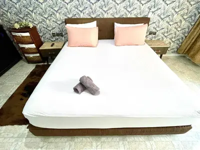 a bedroom with a bed with a block on it at Appartement centre-ville avec Wifi 100 Mo in Fès