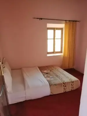 a bed in a room with a window at Gite chez Ali Agouti Maison Berbère in Agouti
