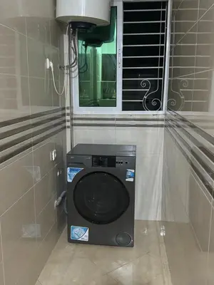 a washing machine in a room with a window at Apprt in Fès