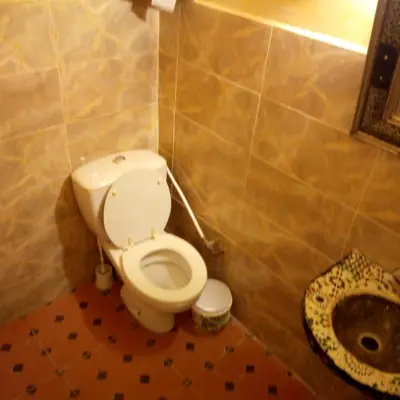 a bathroom with a toilet and a sink at Dar adiafa dar asalam in Aït Ben Haddou
