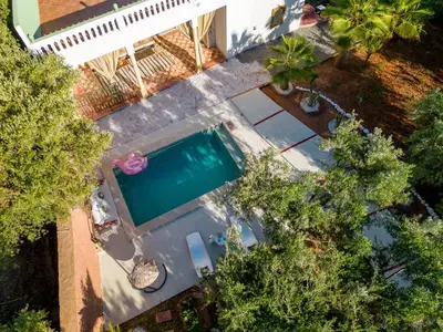 an overhead view of a swimming pool next to a house at Villa les Oliviers avec piscine privée & jardin - Atlas view in Marrakech