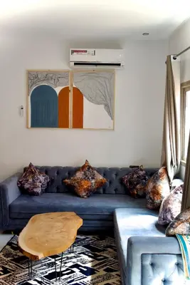 a living room with a blue couch and a table at La Terrassa appartement climatisé in Azrou
