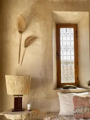 a room with a window and a table with a lamp at Dar faracha in Ouarzazate
