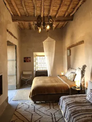 a bedroom with a large bed and a window at Dar faracha in Ouarzazate