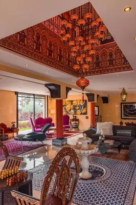 a large living room with a large ceiling at Villa pension complète Marrakech in Marrakech