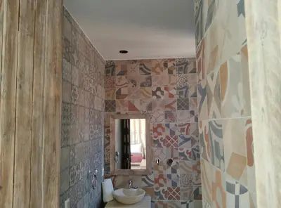 a bathroom with a sink and a mirror at Villa A'Kabar Guest House in Aït Ben Haddou