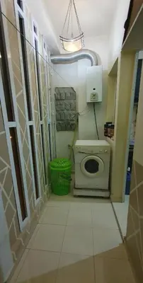 a small bathroom with a toilet and a green basket at Hébergement sabrina in Fès