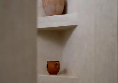 a vase sitting on a shelf in a wall at Maison d'Hôtes à Marrakech in Marrakech