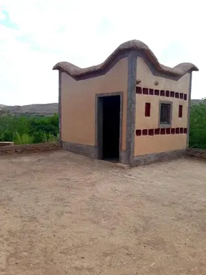 a small building with a door in the middle at Dar Laayoune in Kalaat MGouna