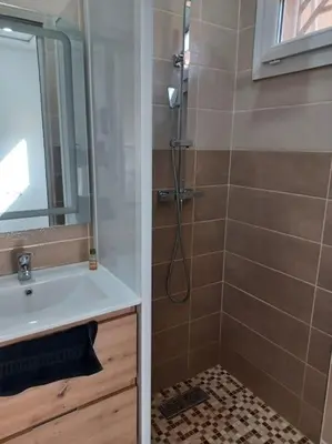 a bathroom with a shower and a sink at Maison familiale avec piscine privée sans vis à vis in Tarhia