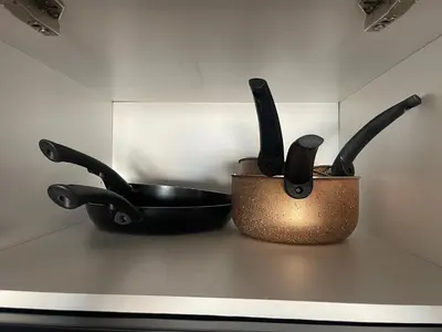 two utensils and a pan sitting on a counter at Luxueux Appartement Parc Champs de Cours avec Wifi Fibre 200 Mo in Fès