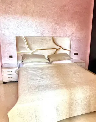 a bedroom with a large bed with white sheets and pillows at Luxueux Appartement Parc Champs de Cours avec Wifi Fibre 200 Mo in Fès