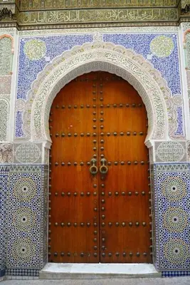 a wooden door with an arch in a building at Appartement Centre Ville - ATLAS in Fès