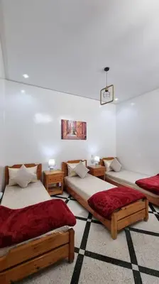 a room with two beds in a room at Spacieux Appartement in Azrou