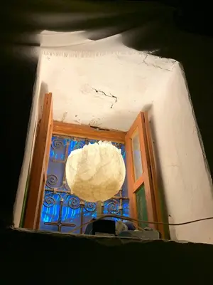 a room with a window with a stained glass at Ecolodge Le désert in Kasr Bounou