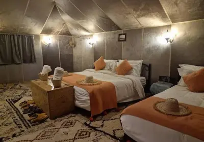 a bedroom with two beds in a room at Sahara Luxury Magic in Hassilabied