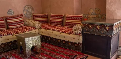 a living room with a couch and a table at Auberge Mounia in Telouet