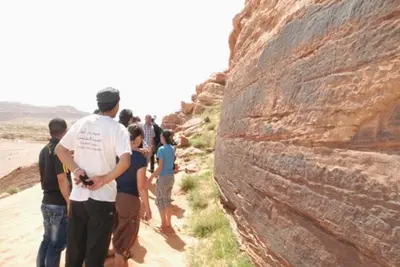 a group of people standing next to a rock wall at Maison Ich chez Abdel in Ich