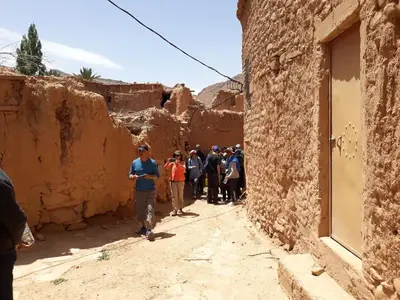 a group of people walking down a narrow street at Maison Ich chez Abdel in Ich