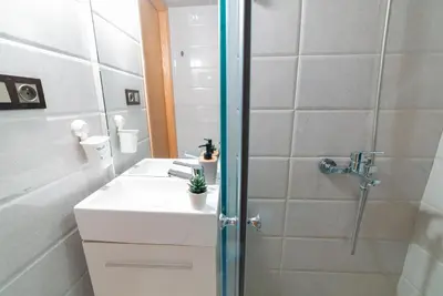 a bathroom with a white sink and a shower at Familiale, raffinement et calme, entourée d'une vue sur le jardin - À proximité de l'aéroport et de Marjane in Fès