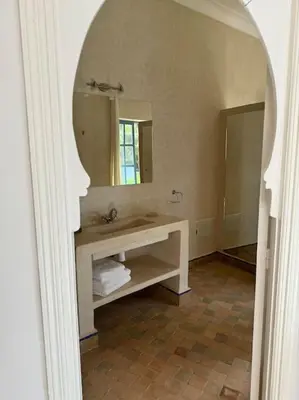 a bathroom with a sink and a mirror at Villa Blisina - Piscine privée & Petit-déjeuner inclus à Marrakech in Marrakech