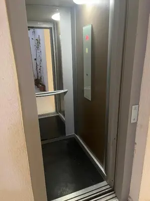 a hallway with a glass door and a mirror at Appartement luxueux Prestigia Wifi Fibre Optique in Fès