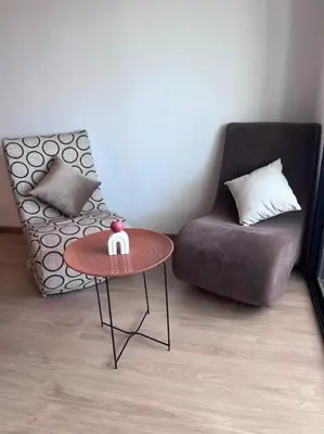 a living room with a chair and a table at Ghali Appart in Fès