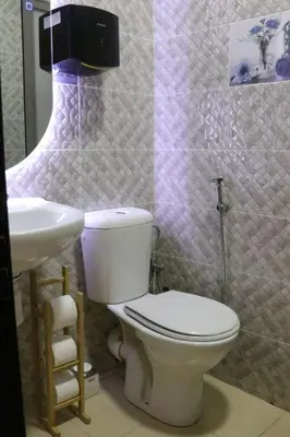a bathroom with a toilet and a sink at Jolie appartement à Ifrane calme et spacieux in Ifrane