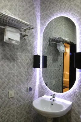a bathroom with a sink and a mirror at Jolie appartement à Ifrane calme et spacieux in Ifrane