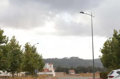 a street light on a street with trees and a building at Jolie appartement à Ifrane calme et spacieux in Ifrane