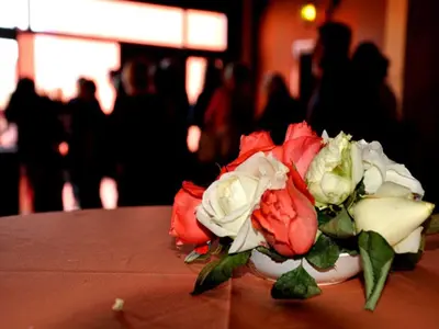 a bouquet of red and white roses on a table at Hôtel Jnane Ain Asserdoune in Oulad Yaïch